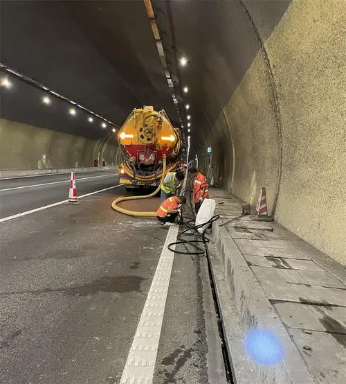 鹿邑隧道排水渠清淤